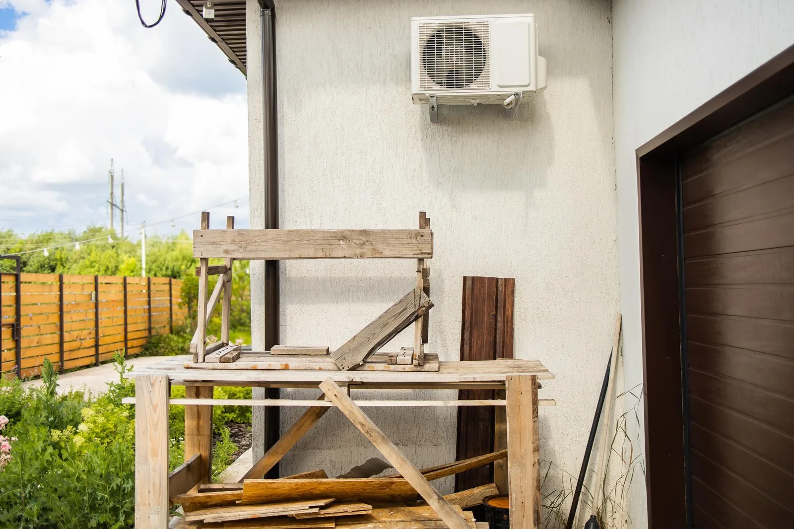 Unité extérieure de pompe à chaleur installée devant une maison